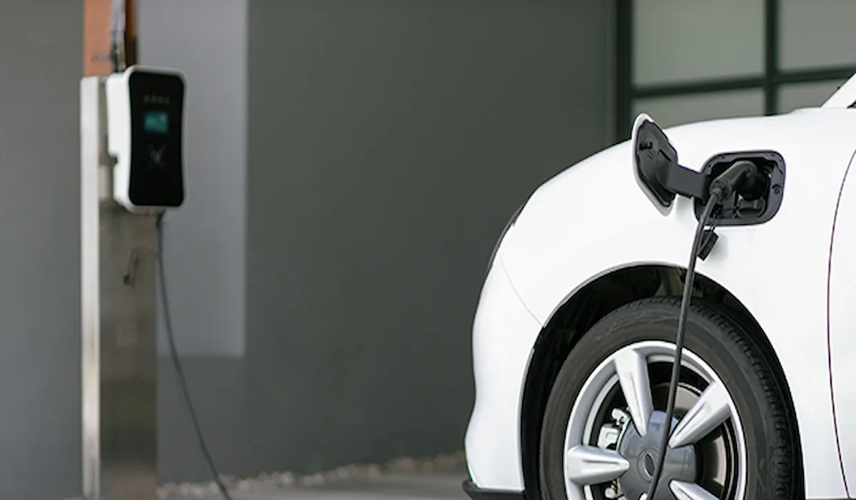 Borne de recharge murale véhicule électrique installée à domicile par électricien certifié IRVE Haute-Savoie EMB Habitat