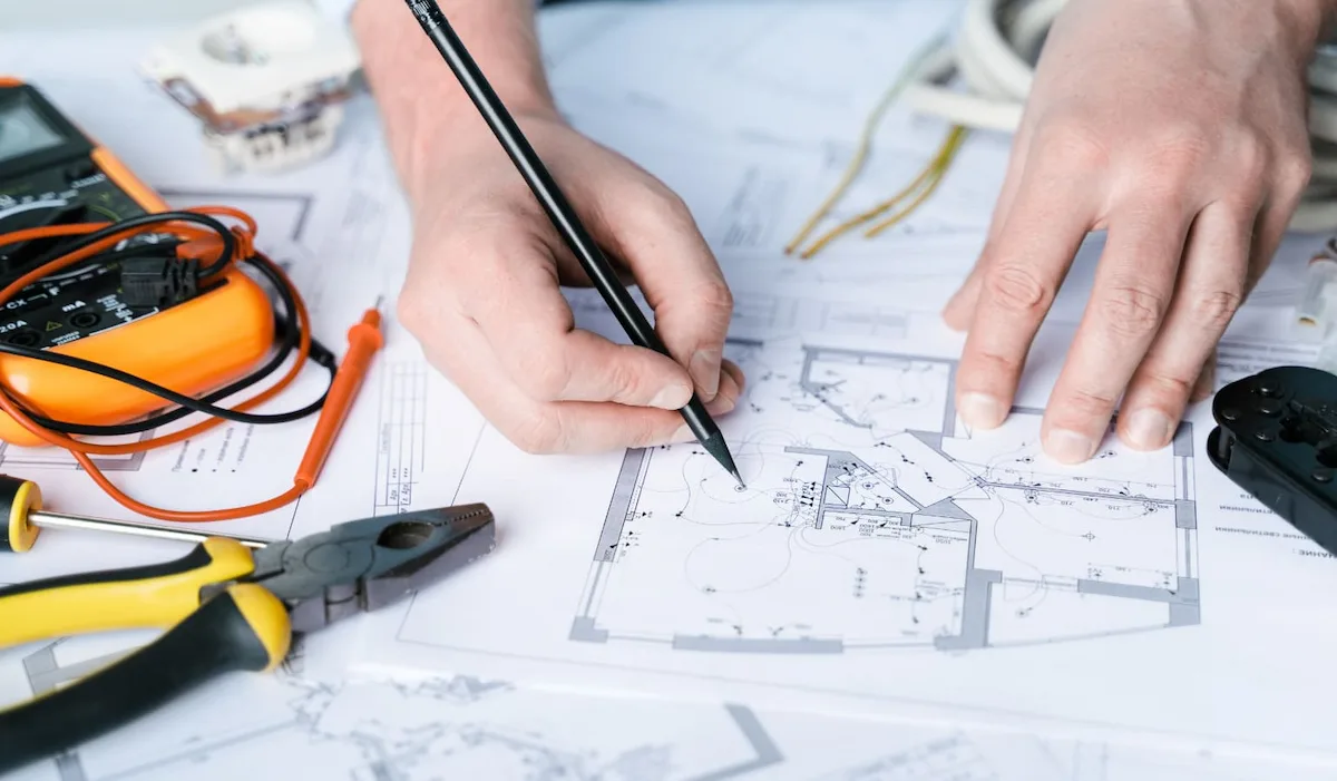 Plan d'installation électrique avec outils de technicien, électricien certifié EMB Habitat en Haute-Savoie